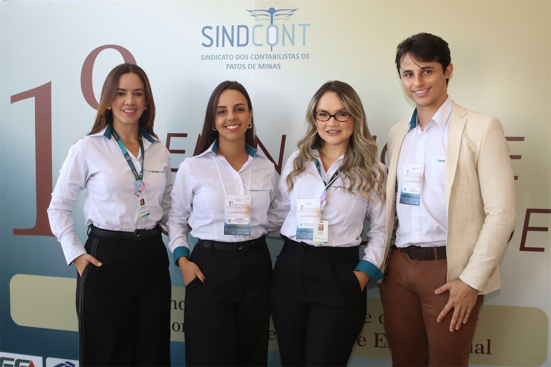 Participantes em registro institucional no painel do evento