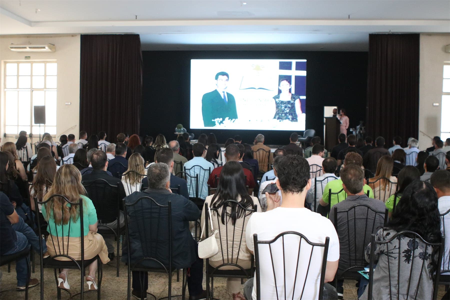 Auditório lotado em uma das apresentações do seminário