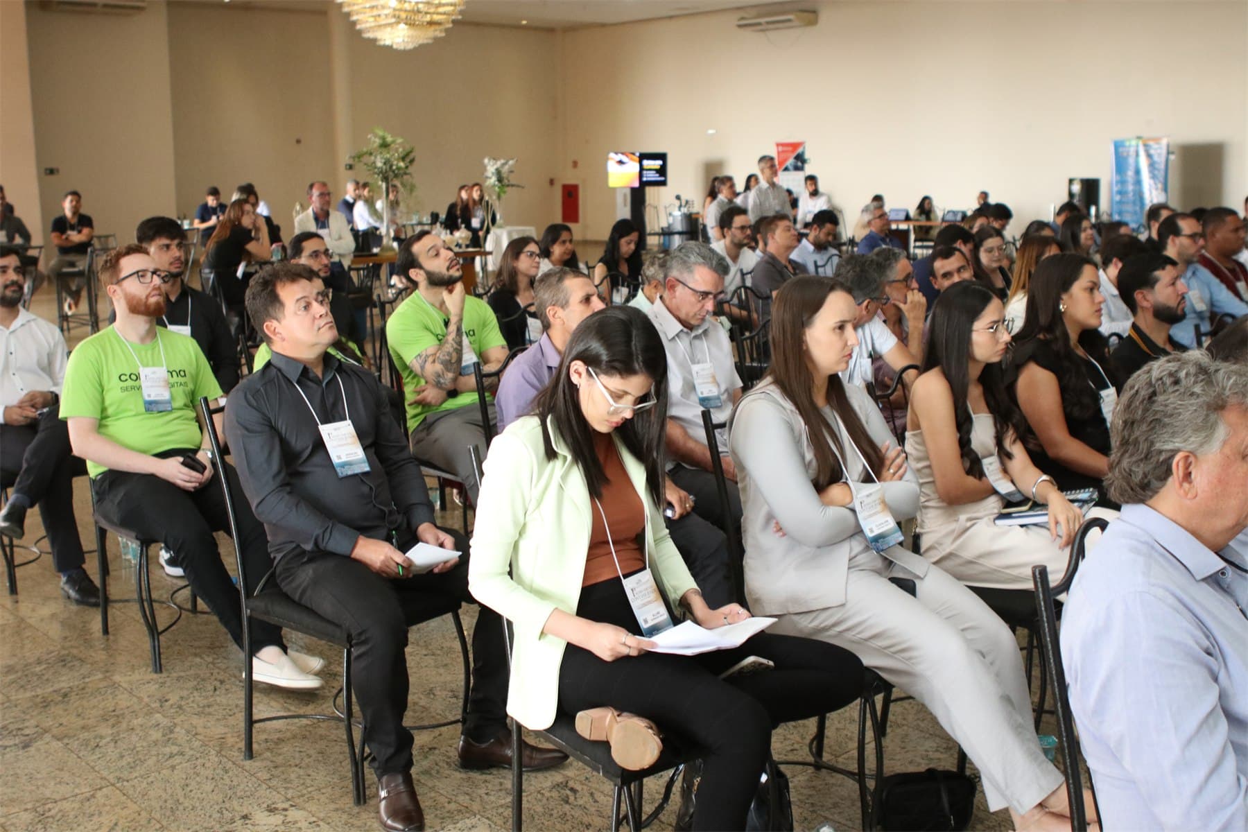 Auditório acompanhando uma apresentação do seminário