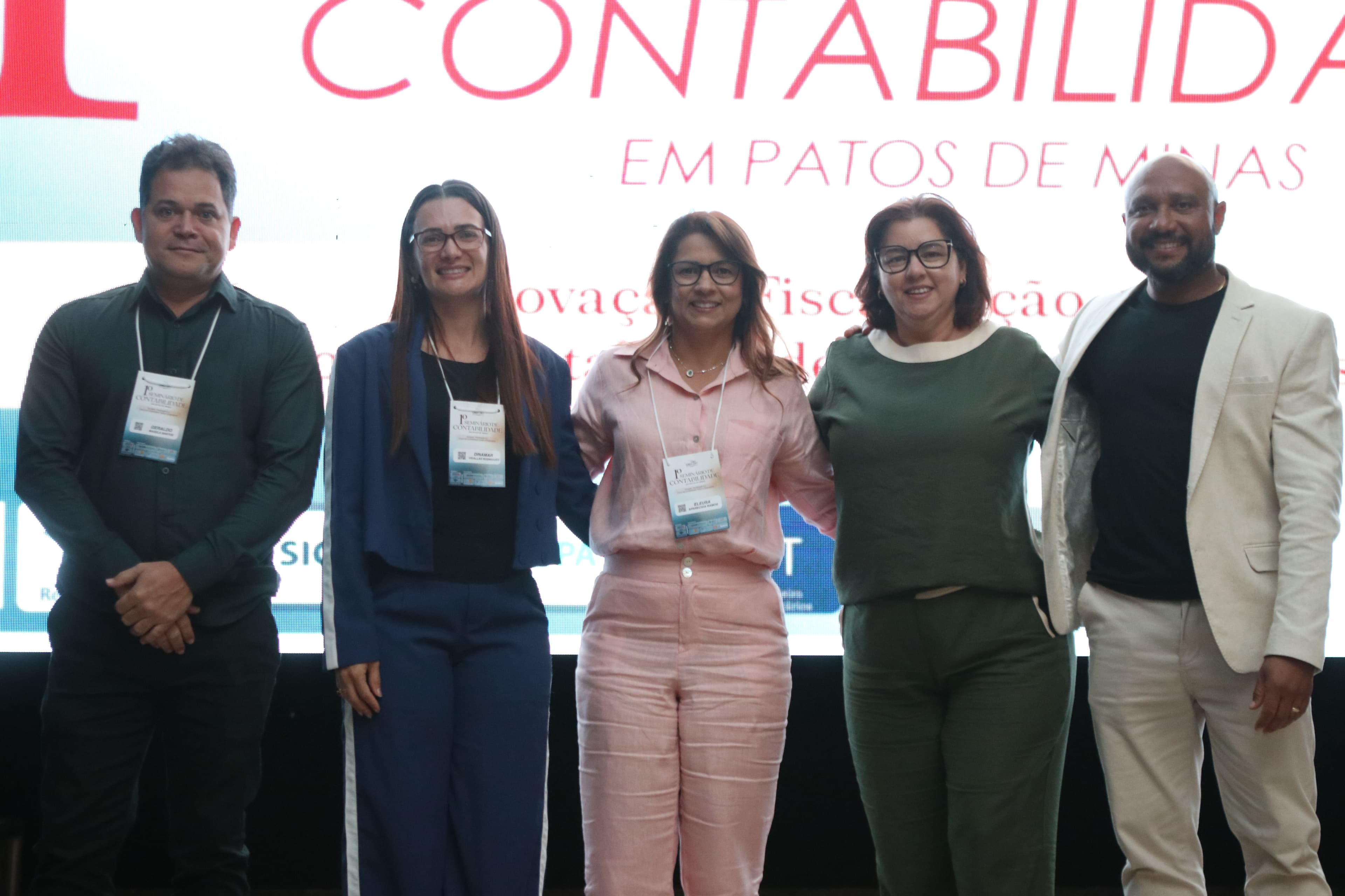 Participantes em registro no palco do evento